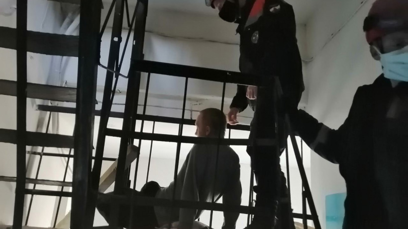 Спасатели помогли жителю Энгельса вытащить застрявшую в лестнице ногу  