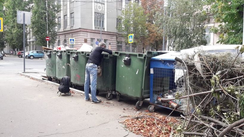 Мусорщики заметили обеднение саратовцев