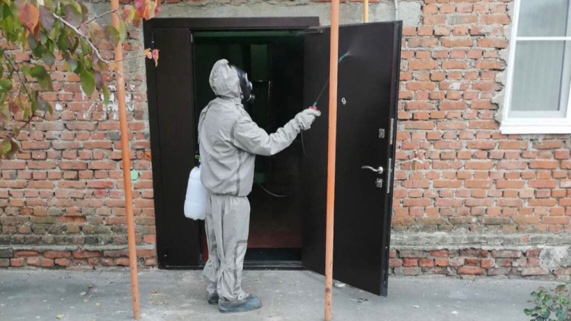 Спасатели продезинфицировали подъезды домов в Хвалынске