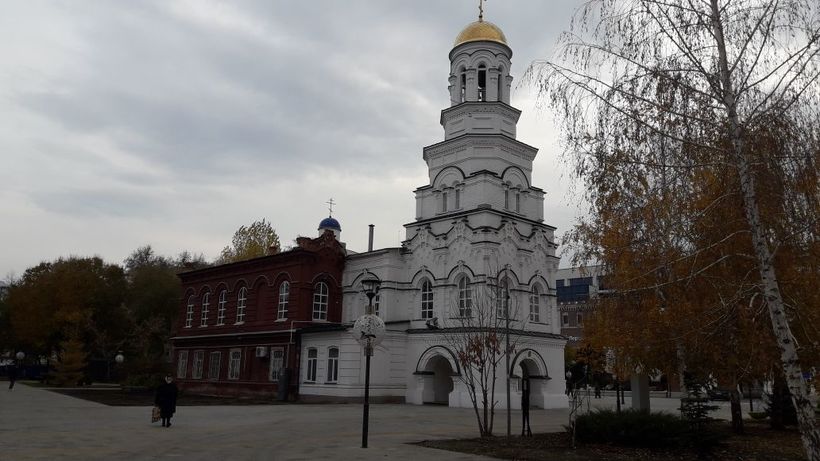 Забор, годами стоявший вокруг саратовской церкви Митрофана Воронежского, наконец убрали