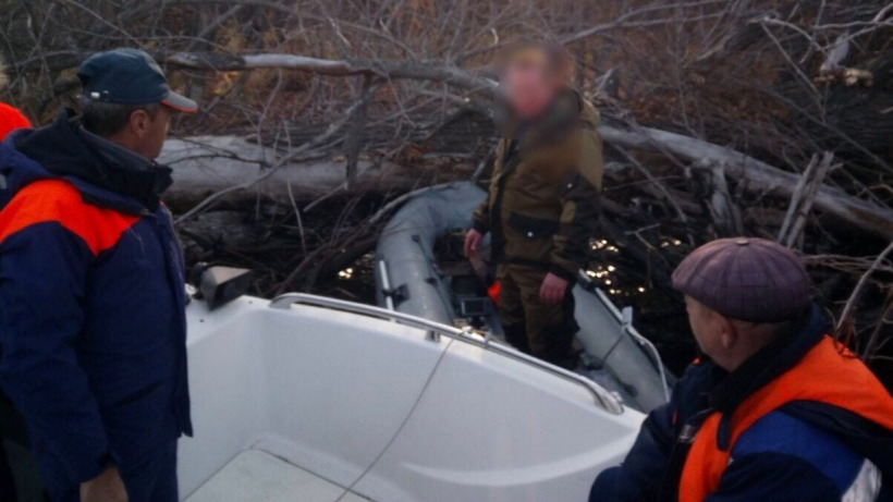 В Саратове спасатели  эвакуировали двух рыбаков на дырявой лодке