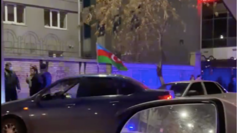 В Саратове толпа с азербайджанскими флагами перекрыла улицу в центре города