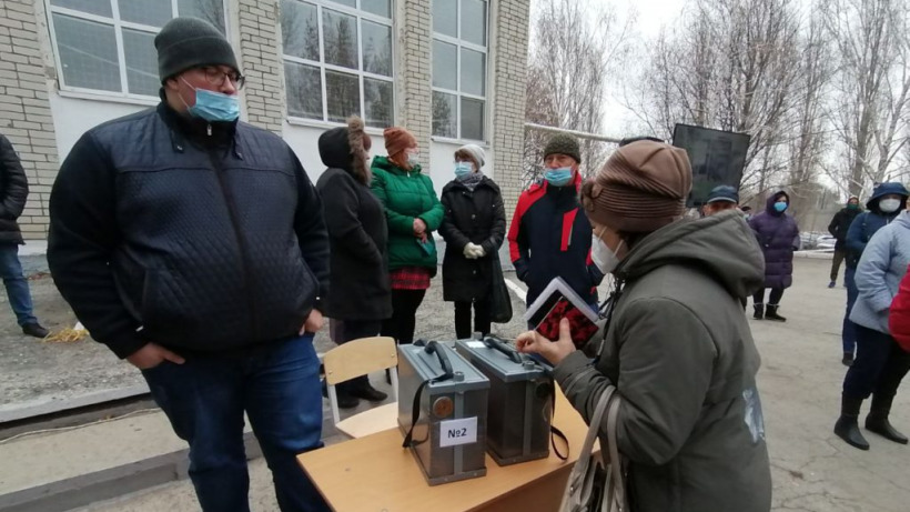 «Удалось пресечь и попытку вброса». Жители Александровки проголосовали против присоединения к Саратову