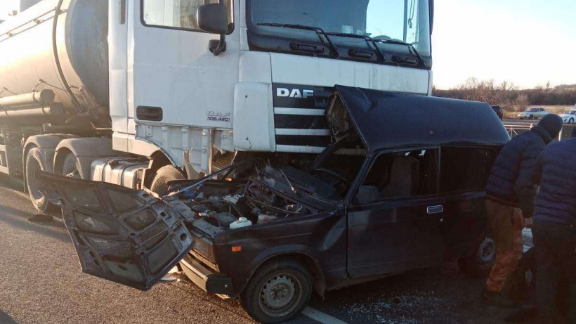 В аварии с большегрузом под Калининском погиб водитель «семерки»  
