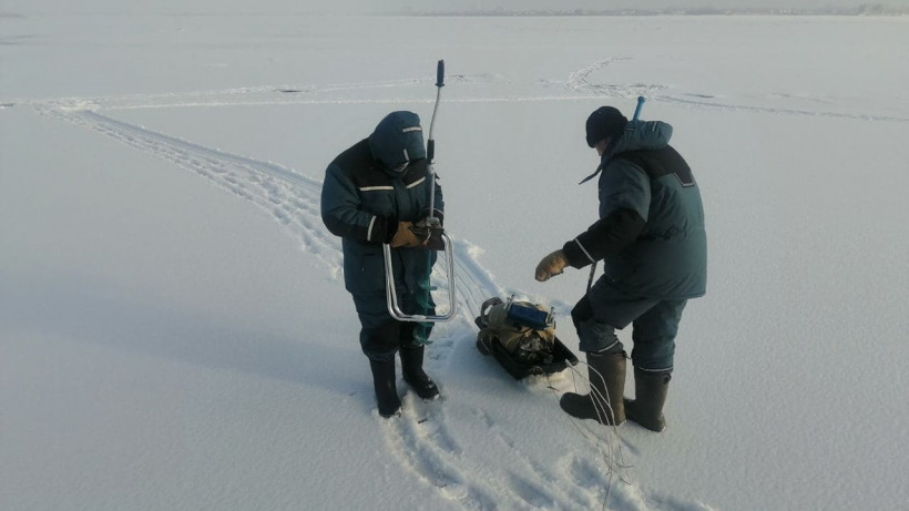 Саратовские спасатели эвакуировали шестерых рыбаков с треснувшего льда Волги 