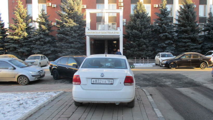 Эксперт ОНФ заметил иномарки на тротуаре у саратовской облдумы