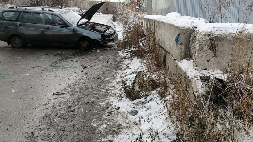 В Саратове водитель «Приоры» врезался в бетонную плиту и попал в больницу