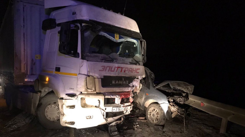 На трассе в Саратовской области после столкновения с «КамАЗом» погиб водитель иномарки