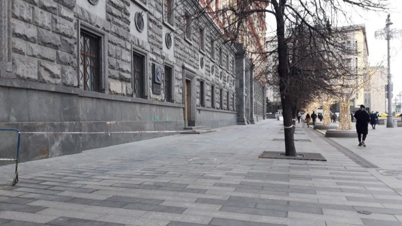 Режиссер Манский вышел к зданию ФСБ с трусами. Его задержала полиция