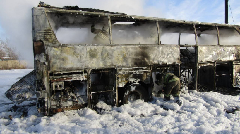 В Балакове на стоянке полностью сгорел автобус