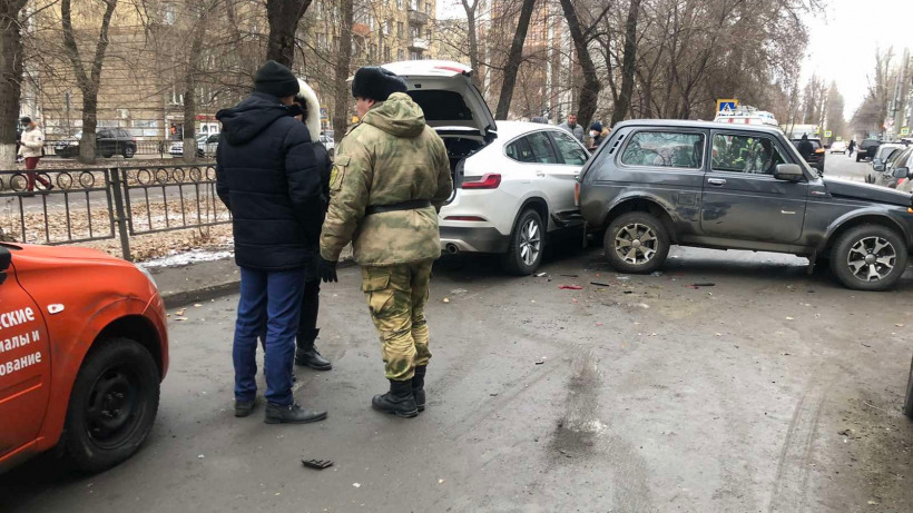 На центральной улице Саратова столкнулись девять машин