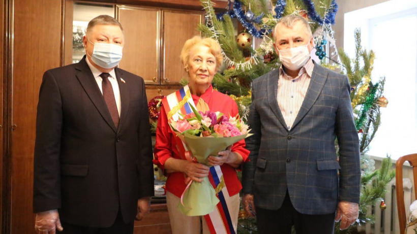 Лилии Липатовой вручили регалии почетного гражданина Саратовской области