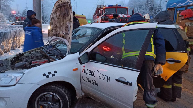 В Саратове автомобиль «Яндекс.Такси» въехал в ограждение. Пассажирка погибла 