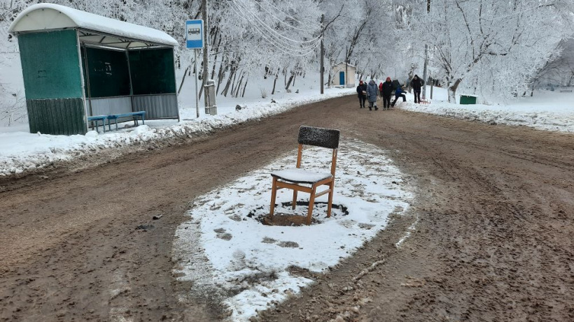 В Октябрьском ущелье опасный люк на дороге закрыли стулом