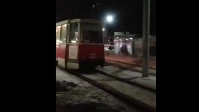 «СГЭТ»: Водитель саратовского трамвая без фар «обеспечил безопасность», включив освещение салона