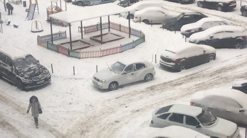 Снегопад в Саратове. Мэр попросил горожан не оставлять машины на обочинах 