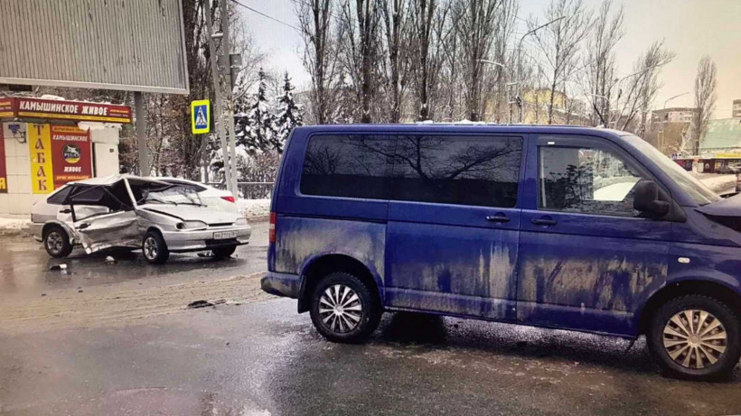 В Саратове водитель «четырнадцатой» пострадал после столкновения с микроавтобусом 