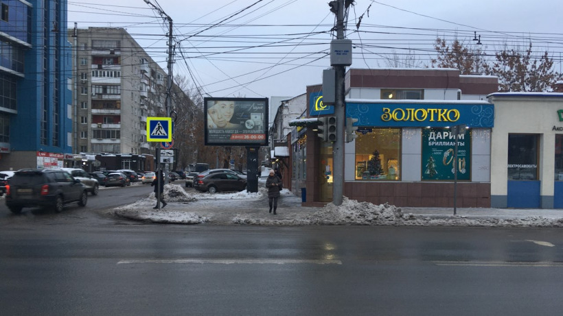 На перекрестке в центре Саратова сломался светофор  