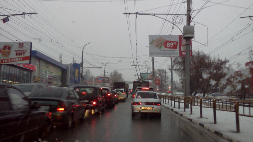 На саратовской магистрали перед утренним часом пик сломался светофор