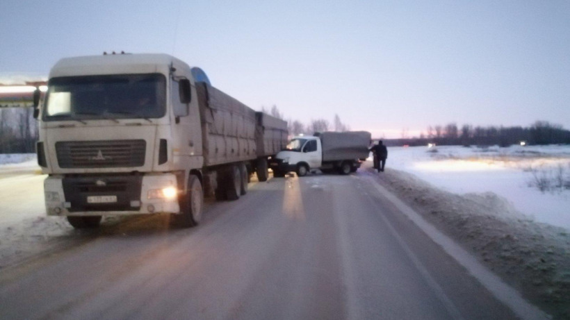 У АЗС в Пугачевском районе пожилой водитель «ГАЗели» спровоцировал массовое ДТП