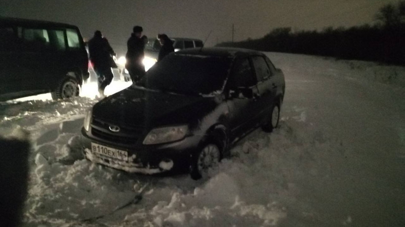 Из-за ночной метели под Саратовом в снегу застряла машина с тремя пассажирами