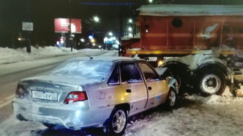 В Саратове водитель снегоуборщика КамАЗ устроил аварию с пострадавшим