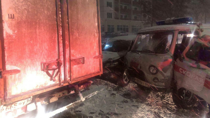 На Шехурдина «скорая» попала в тройное ДТП. Её водитель и пассажирка в больнице