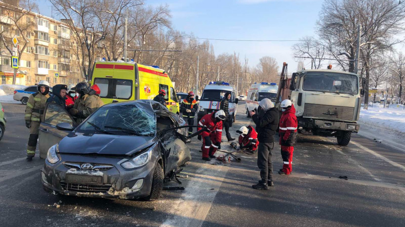 В серьезном ДТП с грузовиком на Шехурдина пострадал водитель «иномарки»