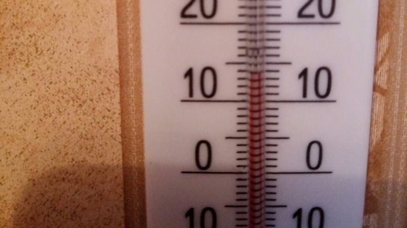 «Утром 12 градусов. Мы реально замерзаем». Жители аварийного дома в Летке пожаловались на холод в квартирах