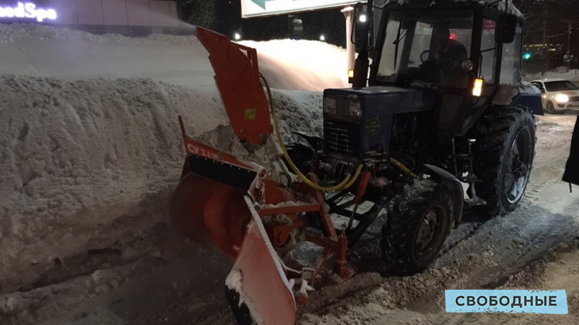 Ночью коммунальщики будут чистить шесть улиц Саратова от снега