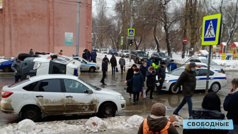 ДТП с саратовской «скорой» и полицейской машиной: Пациент скончался, фельдшер в больнице