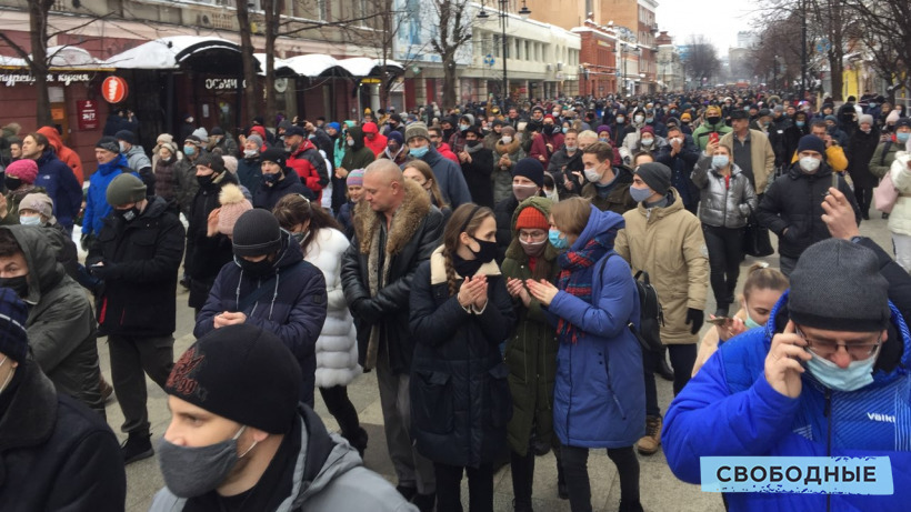 В Саратове началось шествие в поддержку Навального под лозунгом «Путин – вор!»