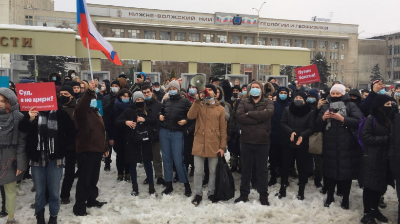 На Театральной площади начался масштабный митинг в поддержку Навального
