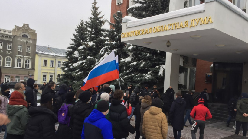 Тысяча саратовцев «осадила» здание областной думы, требуя Радаева и депутатов
