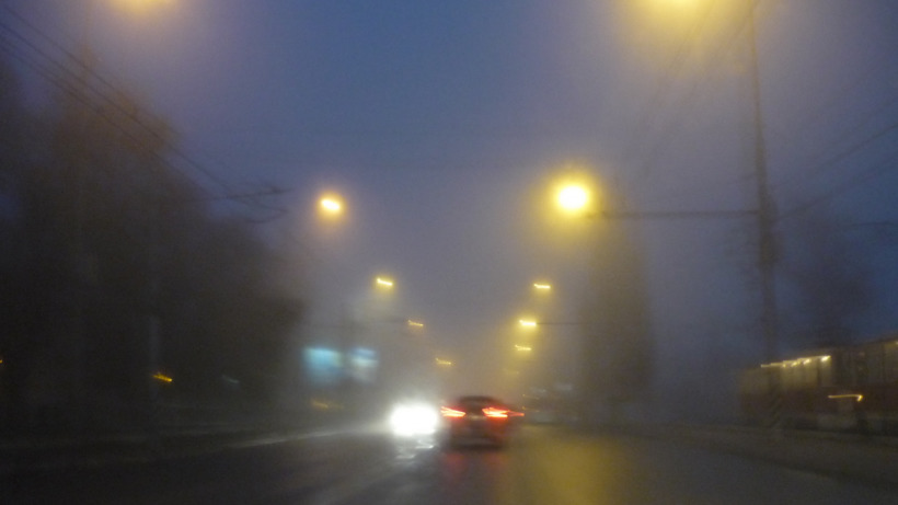 Желтый уровень опасности: МЧС предупреждает саратовцев о ночном тумане и гололеде