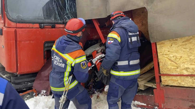 Погибшего на трассе под Саратовом водителя деблокировали из «ГАЗели» спасатели