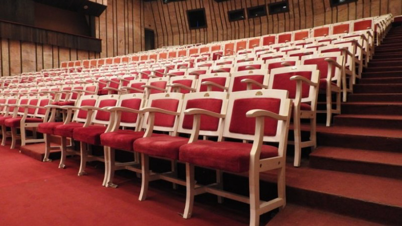 Радаев разрешил заполнять зрительные залы театров в Саратовской области наполовину
