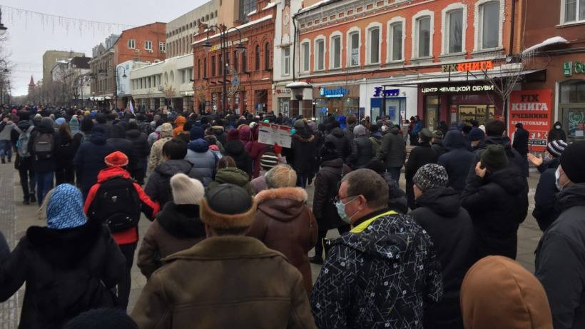 В Саратове стартовало массовое шествие в поддержку Навального с лозунгом «Путин – вор!»