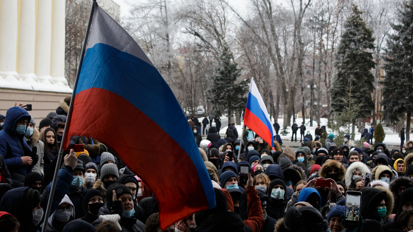 Опустить или отпустить. В Саратове на акции в поддержку Навального задержан 41 человек. Фото и видео