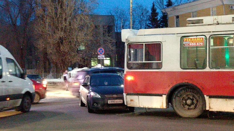 На Авиастроителей столкнулись иномарка и троллейбус, формируется пробка