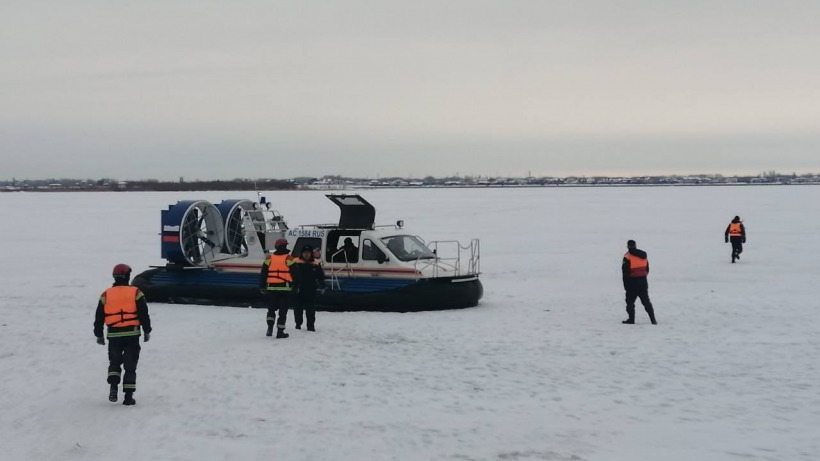 У саратовского моста спасатели сняли мужчину с тонкого льда