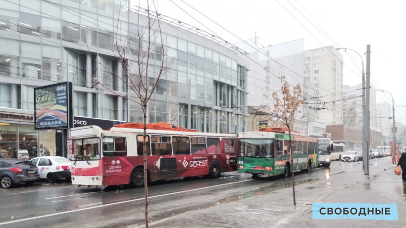 На Московской стоят троллейбусы. Движение парализовано