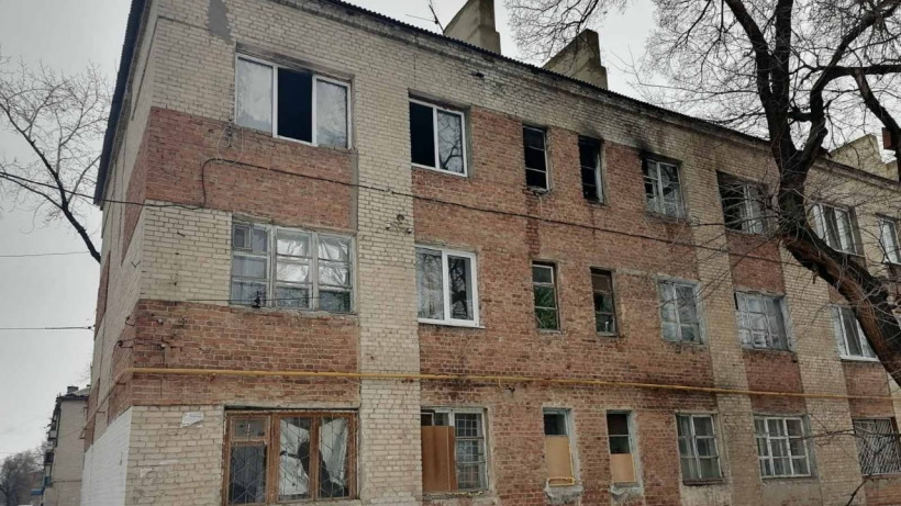 В Энгельсе хозяина горящей квартиры эвакуировали по автолестнице