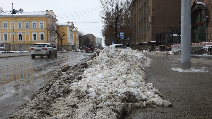 Мэр Саратова дал подчиненным еще сутки на расчистку остановок от снега
