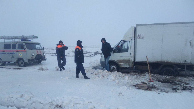 Под Ершовом спасатели помогли водителю застрявшей «ГАЗели» добраться до пункта обогрева