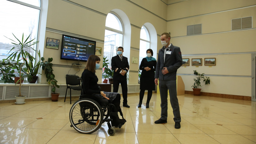 Обучающий семинар по работе с маломобильными пассажирами провели на железнодорожном вокзале Саратова