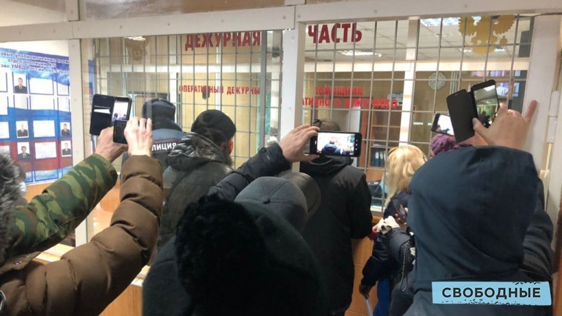 Задержанный саратовский депутат Бондаренко вышел из отдела полиции, его ждет суд