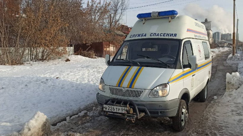 В Саратове при расчистке снега с крыши упал пенсионер