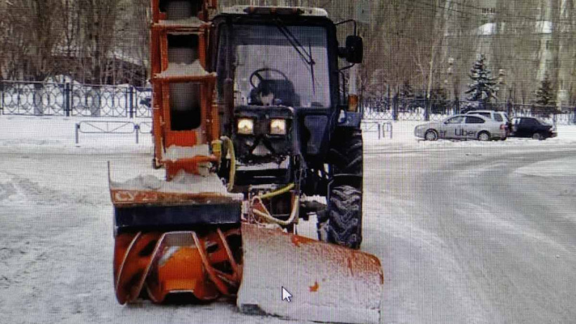 Снегоуборочный трактор сбил пенсионера на пешеходном переходе в Заводском районе