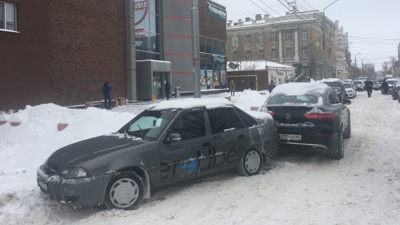 Из-за аварии у ТЦ перекрыто движение по улице в центре Саратова 